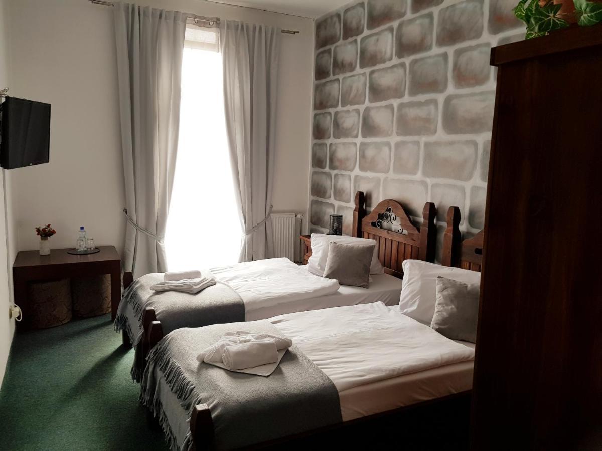 Hotel Camelot Tisa Luaran gambar